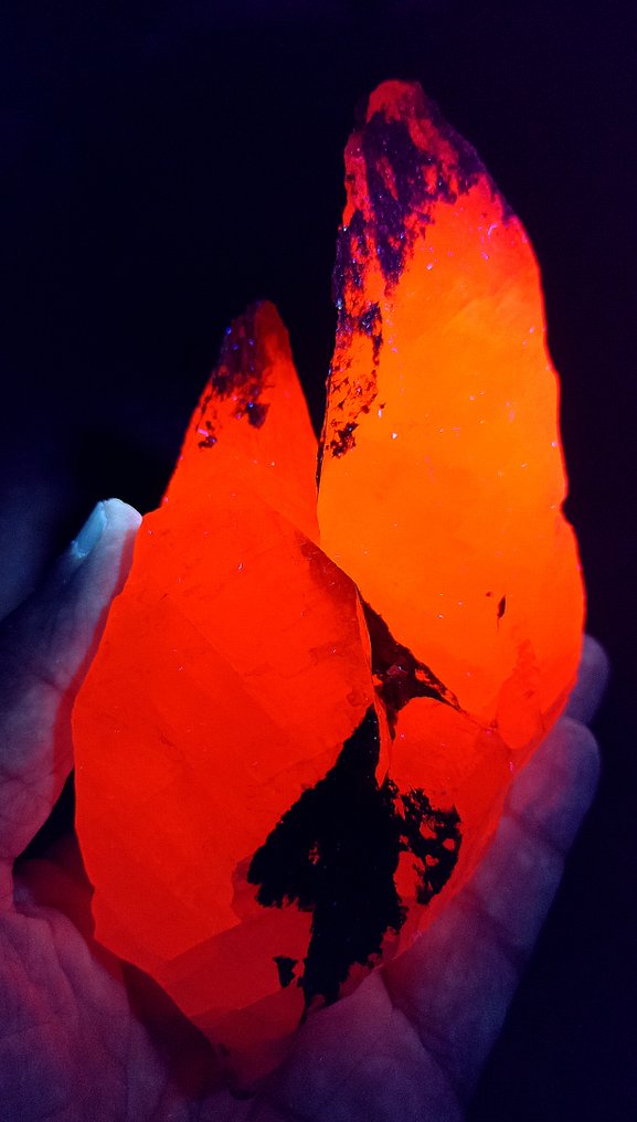 Magnificent pale pink calcite XXL in points. fluorescent in pink-orange - Height: 155 mm - Width: 80 mm- 738 g - (1) #3.2