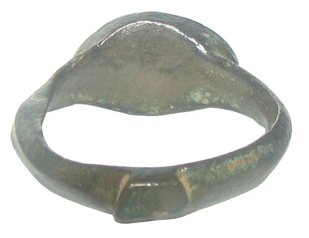 中世纪,十字军时代 青铜戒指,饰有奇特而美丽的雕刻,宽15毫米,公元11/13世纪 戒指 (没有保留价) #2.1