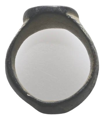 Medieval, Era dos Cruzados Anel de bronze com bisel decorado com gravuras estranhas e bonitas - 18 mm - séculos 11/13 DC Anel (Sem preço de reserva) #2.1