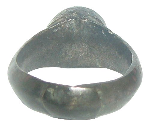 拜占庭时期 青铜戒指，表圈刻有拜占庭铭文，直径17毫米，公元6至8世纪。 戒指  (没有保留价) #1.0