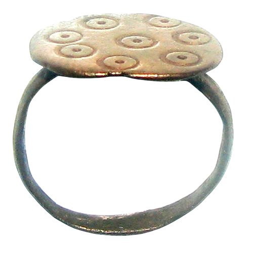 中世纪,十字军时代 黄铜色, 刻有太阳符号的表圈戒指,17毫米,11度/13度 DC,美丽的包浆 戒指 (没有保留价) #2.1