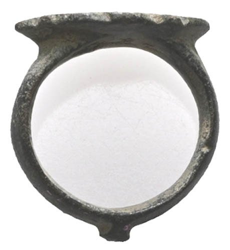 Epoca vichinga Bronzo, con un bisel decorato con molteplici punti perforati - 17 mm - secoli IX al XI Anello (Senza prezzo di riserva) #3.2