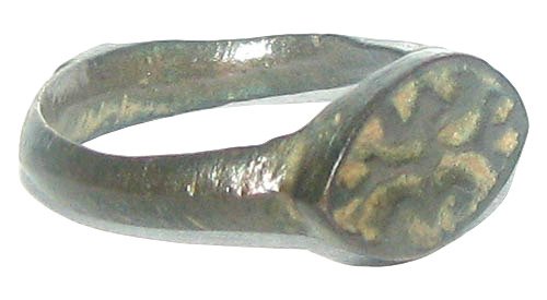 中世纪,十字军时代 青铜戒指,饰有奇特而美丽的雕刻,宽15毫米,公元11/13世纪 戒指 (没有保留价) #1.0