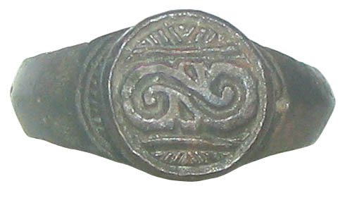 拜占庭时期 青铜戒指，表圈刻有拜占庭铭文，直径17毫米，公元6至8世纪。 戒指  (没有保留价) #1.0