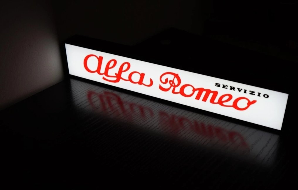 Λαμπερό σήμα της Alfa Romeo, εργαστήριο ή σημείο πώλησης. - Alfa Romeo - 2015 #2.1