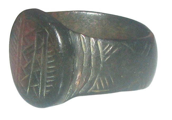 Medieval, Era dos Cruzados Anel de bronze com bisel decorado com gravuras estranhas e bonitas - 18 mm - séculos 11/13 DC Anel (Sem preço de reserva) #3.2