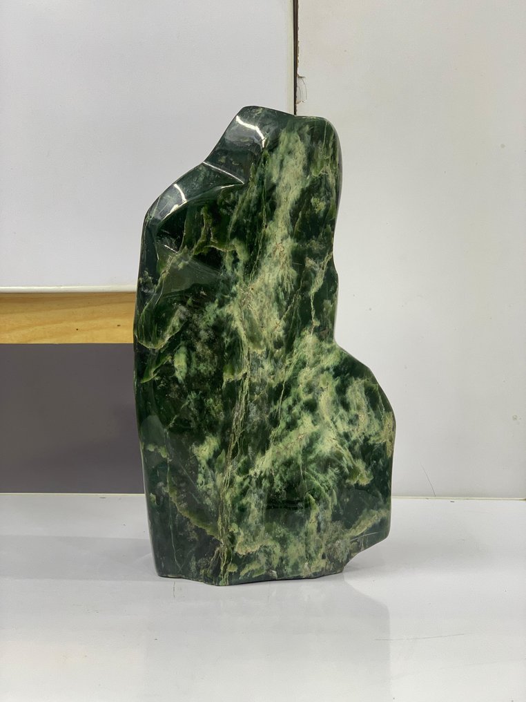 Nephrite Jade poli en forme libre Vert profond avec veinage naturel - Hauteur : 260 mm - Largeur : 110 mm- 4000 g - (1) #1.0