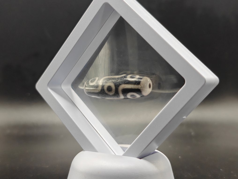 Very Old Tibetan Agate 9 Eyes Dzi with Stand - For Health, Wealth and Success - Height: 38.7 mm - Width: 12.76 mm- 9.21 g #1.0