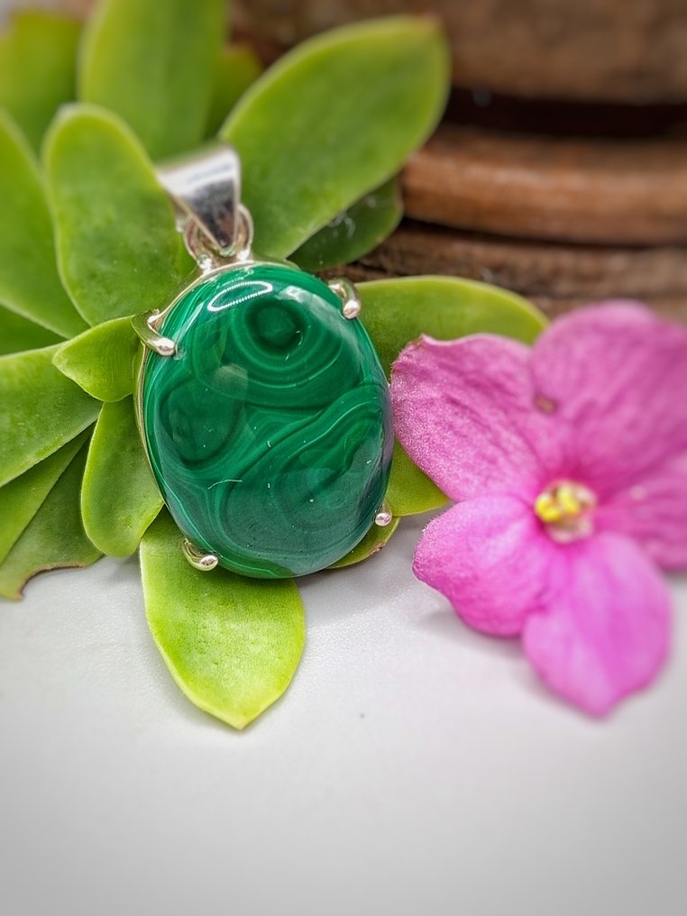 Einzigartiges Schmuckstück aus 925er Silber mit hochwertigem Malachit. - Höhe: 40 mm - Breite: 20 mm- 10.9 g - (1) #1.0