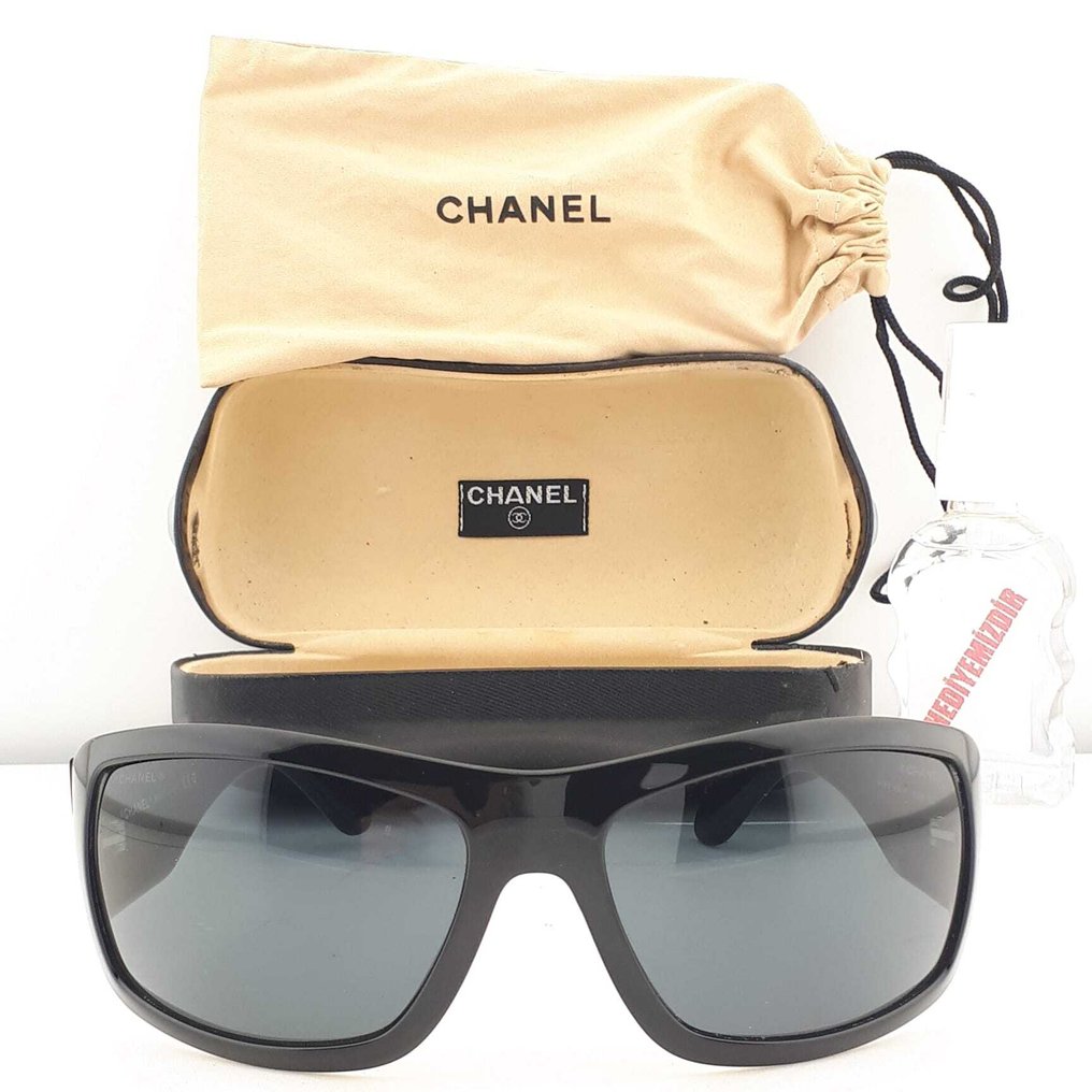 Chanel - Squared Black with Swarovski Crystals CC Temple Logos - Gafas de sol #1.0