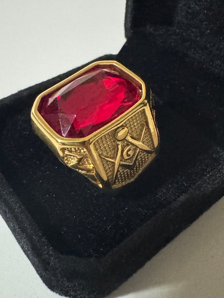 Δαχτυλίδι επιχρυσωμένο με χρυσό 24 καρατίων με το σύμβολο «Τετράγωνο και διαβήτης» και Rubí Crystal - Δαχτυλίδι #1.0