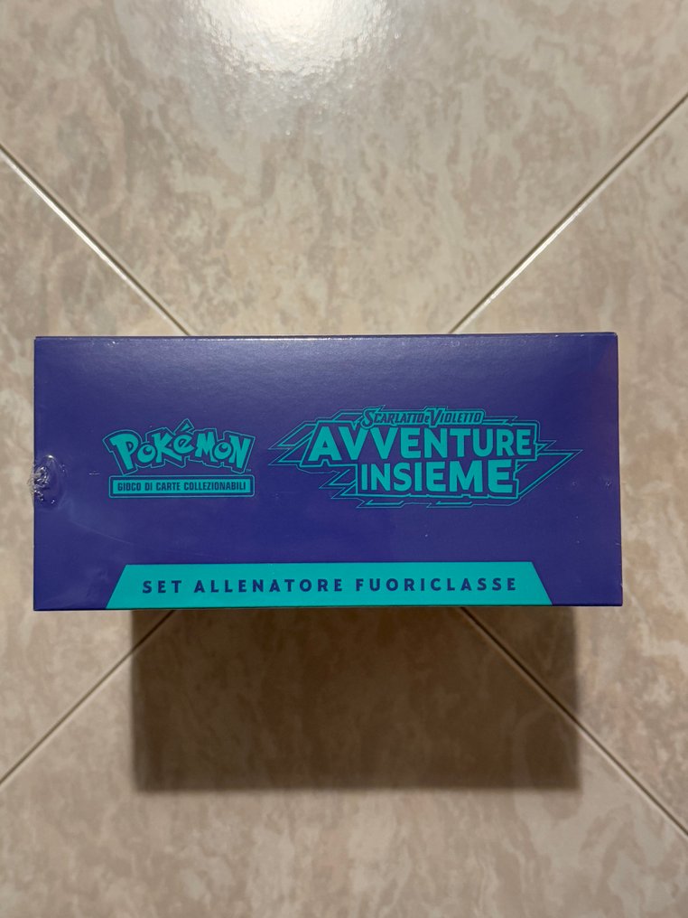 Παιγνιόχαρτα - Pokémon GCC – Set Allenatore Fuoriclasse Scarlatto e Violetto: Avventure Insieme – Originale ITA #1.0