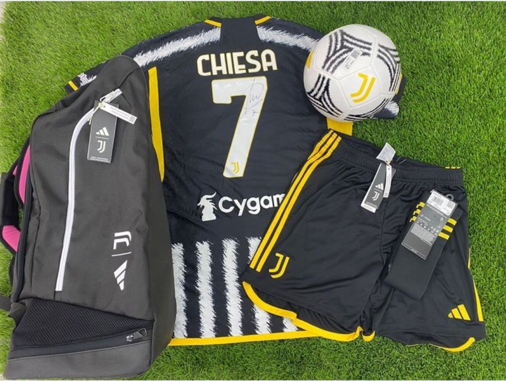 尤文图斯 - 意大利足球联盟 - FEDERICO CHIESA Signed kit - 2023 - 足球衫 #1.0