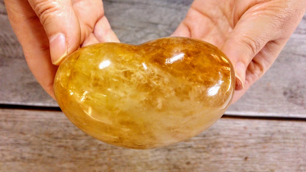 Quartz color ambra - Cuore bellissimo colore di luminescenza - Altezza: 9 cm - Larghezza: 9 cm- 475 g #4.3