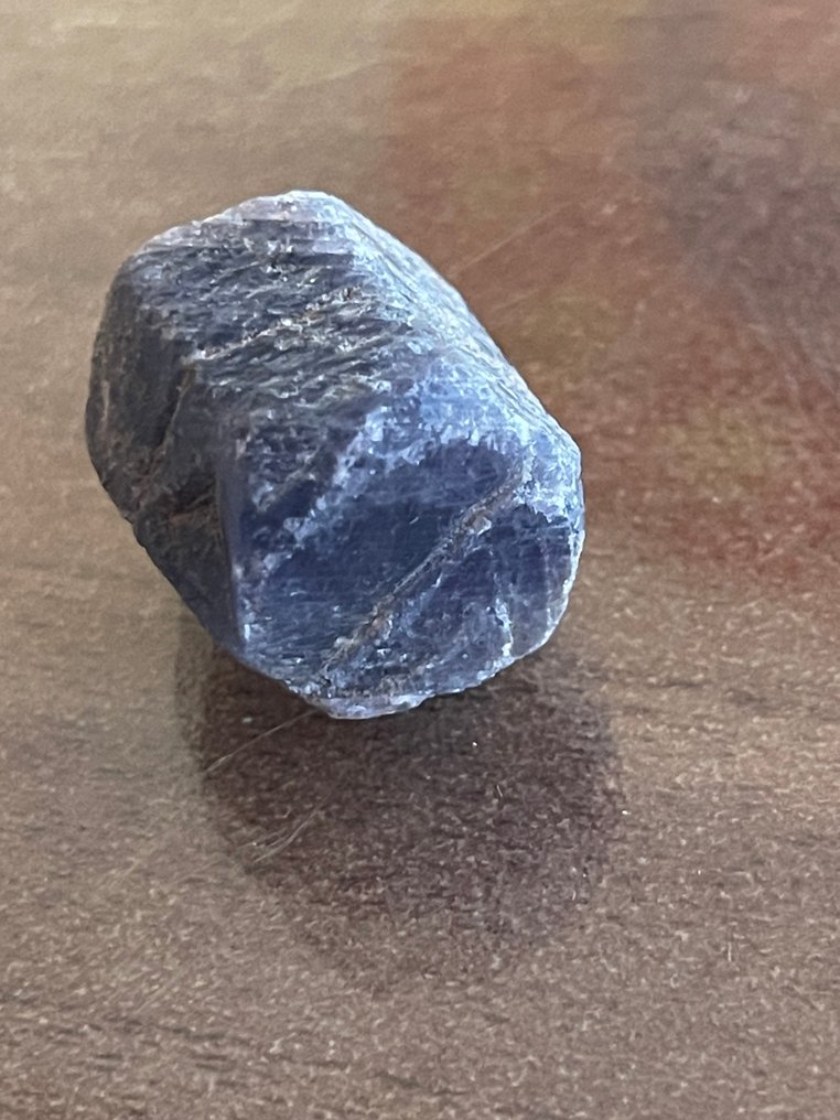 Ζαφείρι Ασυνήθιστο τοπ σε βασιλικό μπλε/βιολετί χρώμα. «Πλήρη κρύσταλλα και υψηλής ποιότητας, ειδικό μεγάλο - Ύψος: 20 mm - Πλάτος: 19 mm- 19.5 g #4.3