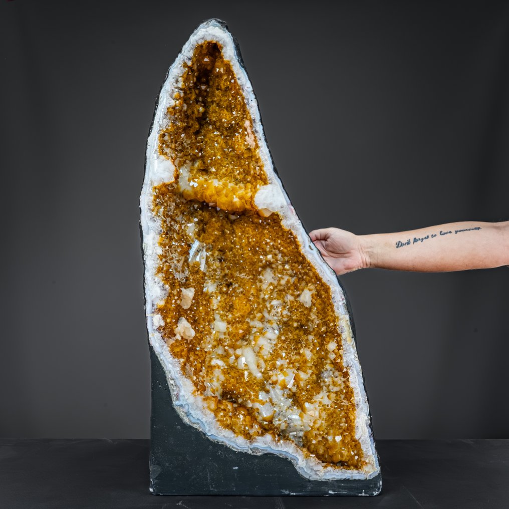 巨大的黄水晶晶洞,含方解石——52公斤光能 来自巴西- 52712.66 g #1.0