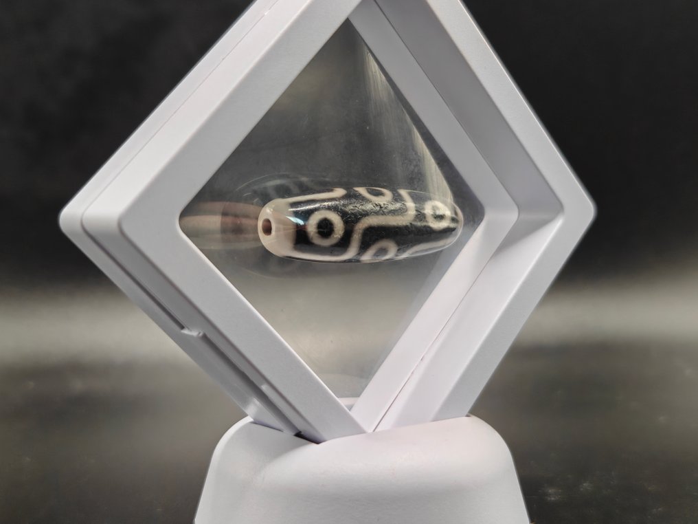 Very Old Tibetan Agate 9 Eyes Dzi with Stand - For Health, Wealth and Success - Height: 38.7 mm - Width: 12.76 mm- 9.21 g #2.1