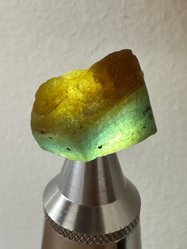 Ζαφείρι Απρόσμενο χρώμα. «Ειδικό κομμάτι με πλήρη κρυστάλλους και υψηλή διαύγεια» 57,75 Cts. - Ύψος: 25 mm - Πλάτος: 17 mm- 11.55 g #1.0