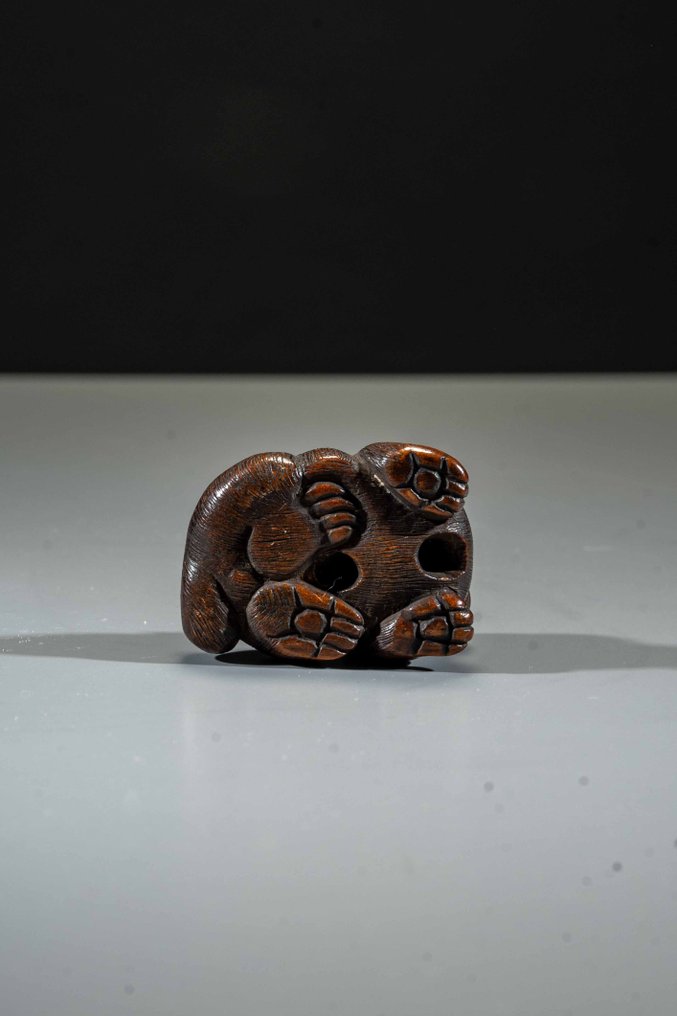 一只细雕的黄杨木根付，描绘一只蹲伏的狗 - 木材, 黄杨木 - 日本 - 江户时代（19世纪中叶） #4.3