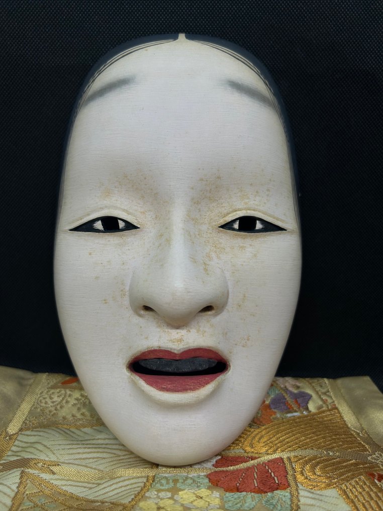 Μάσκα Noh - Ξύλο, Υψηλής ποιότητας τσάντα με ραφές μάσκας Noh και όμορφα χρυσάνθεμα. - Ζώον'να増女 μάσκα Noh #1.0