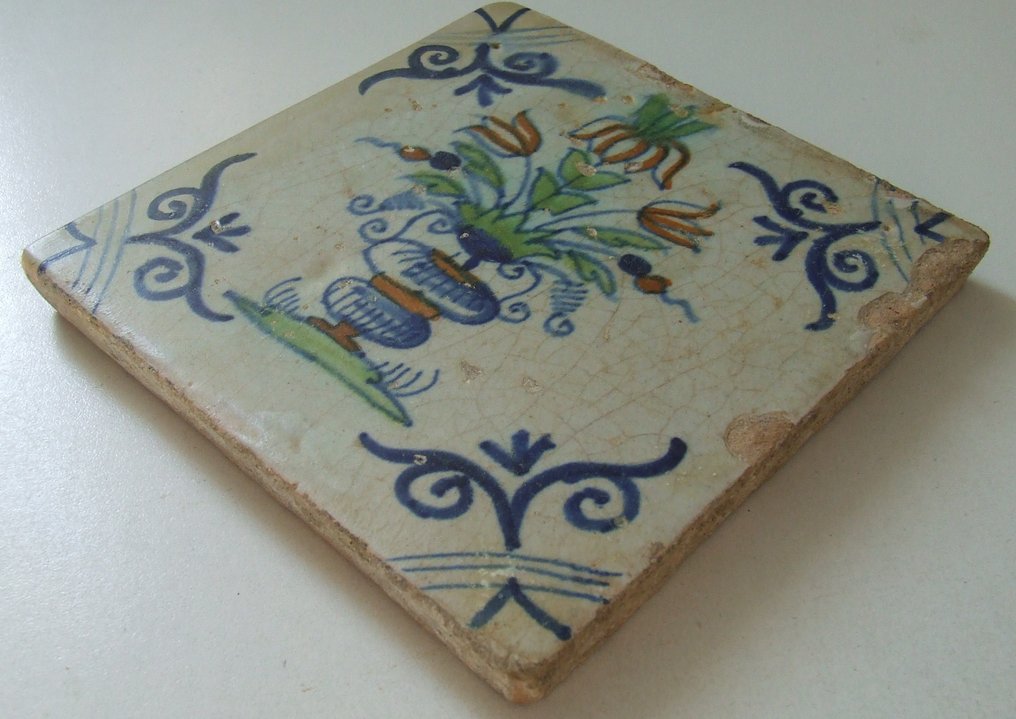  Tile - Colored flower vase with large ox skull corners - 1600-1650  #2.1