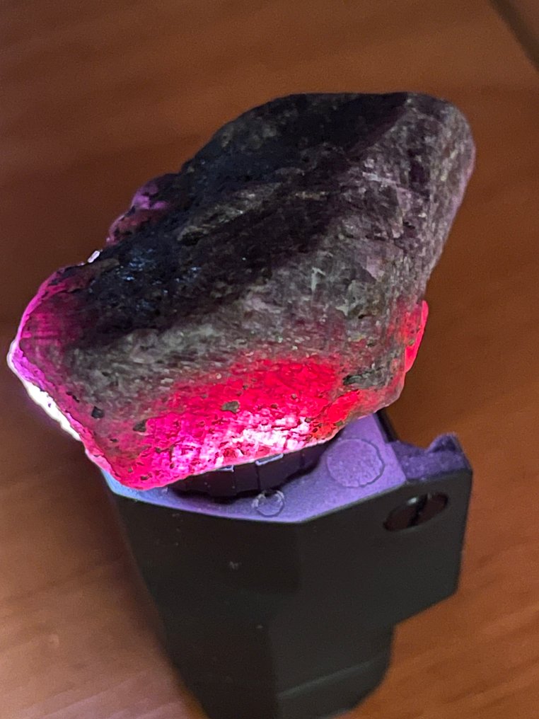 Ruby 未切割的194克拉莫桑比克巨大血红宝石。壮丽的水晶。天然，100%特别精选。 - 高度: 45 mm - 闊度: 30 mm- 38.8 g #2.1