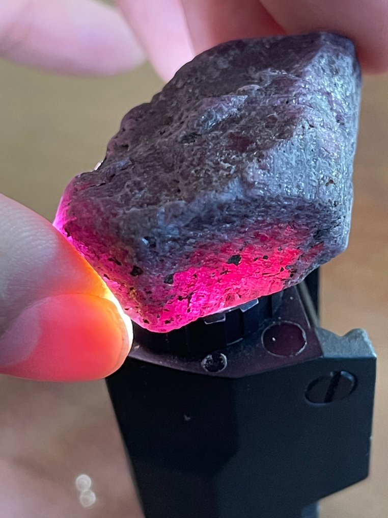 Ruby 未切割的194克拉莫桑比克巨大血红宝石。壮丽的水晶。天然，100%特别精选。 - 高度: 45 mm - 闊度: 30 mm- 38.8 g #4.3