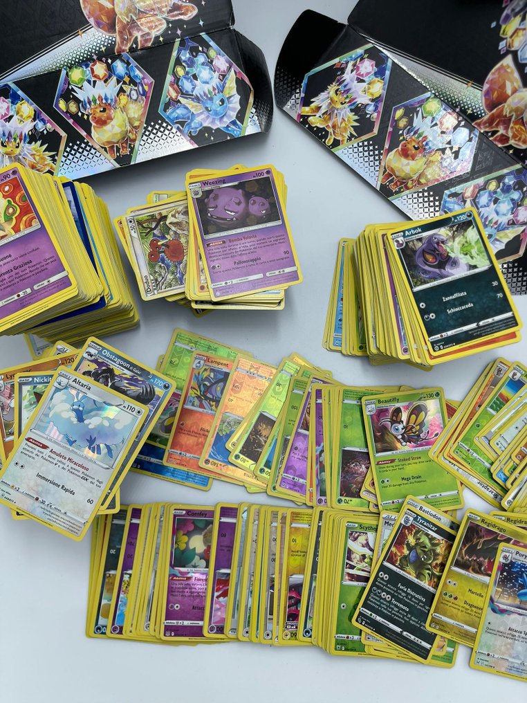 Pokémon - 2500 Mixed collection - Sword & Shield - Crown Zenith, Astral Radiance, Battle Styles, Brilliant Stars, Celebrations, Chilling Reign, Champion's Path, Darkness Ablaze, Evolving Skies, Fusion Strike, Lost Origin, Pokémon GO, Rebel Clash, Shining Fates, Silver Tempest, Sword & Shield Base Set, Vivid Voltage #1.0