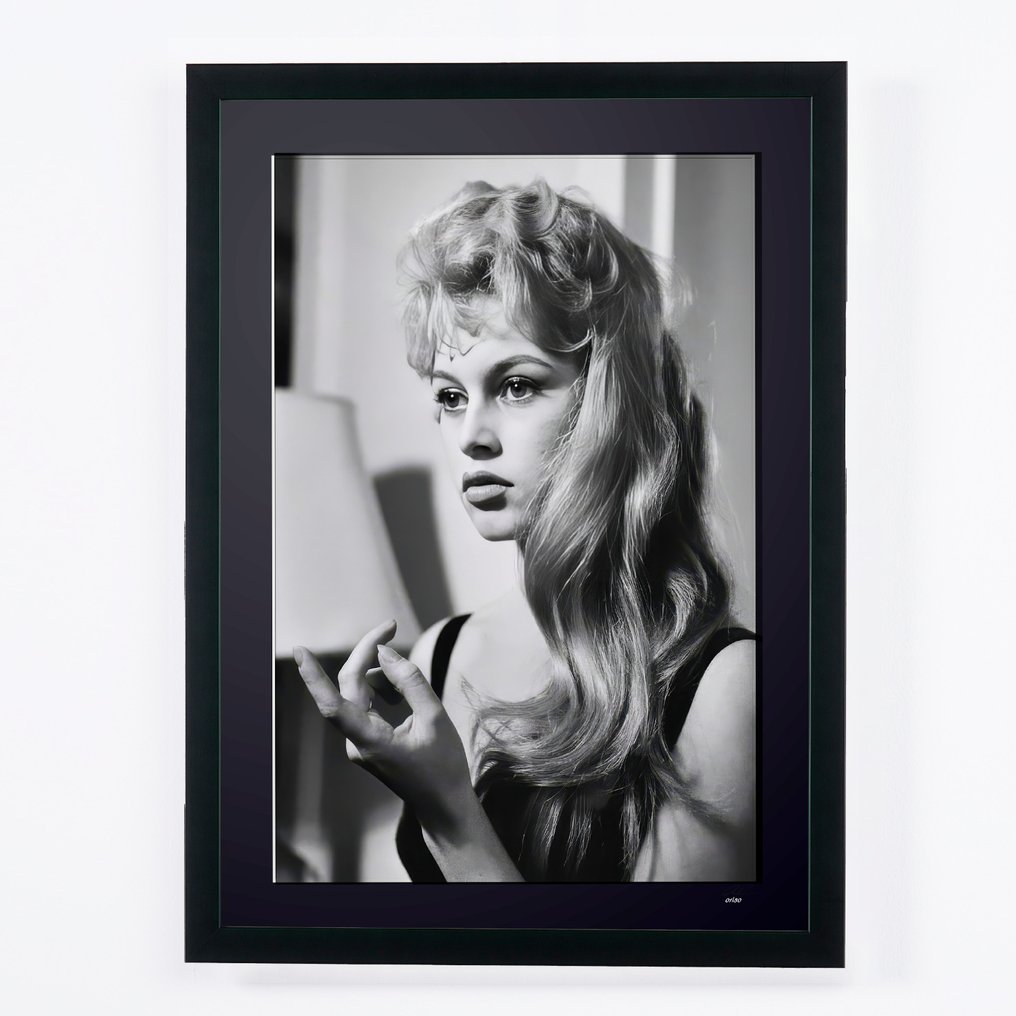 Brigitte Bardot - Iconic Legend - Fine Art Photography - Luxury Wooden Frame 70X50 cm - Limited Edition 01 of 30 - Serial 20153 - Original Certificate (COA), Hologram - 100% New. Shipping Reduction from 3 items #3.2