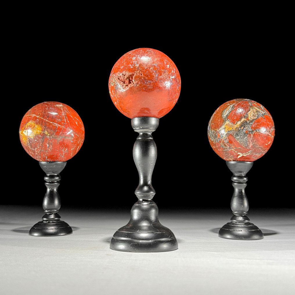 Ingen minstepris - Vakker sett med 3 røde Jaspis På tilpassede standarder.- 1700 g - (3) #1.0