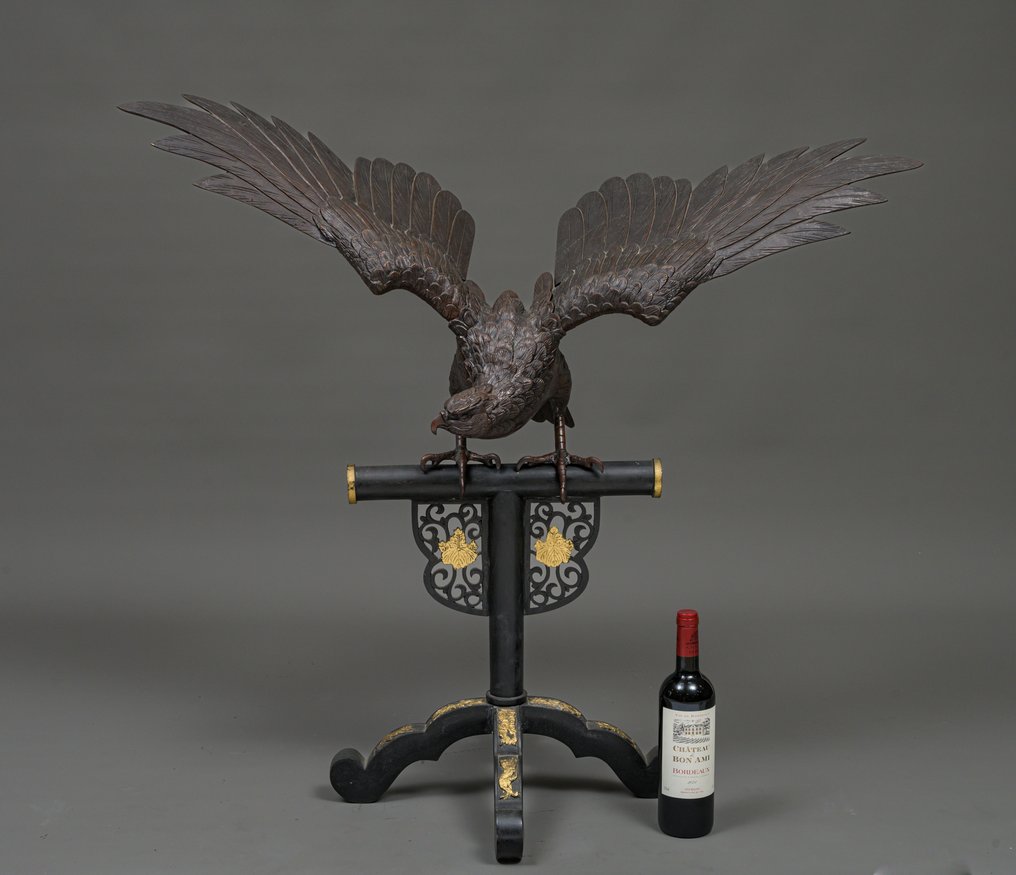 Πολύ μεγάλος γερανοειδής γερακιός από σίδερο, καθισμένος πάνω σε ένα τετράποδο κλαδί. - Σίδηρος (Χυτός) - Ιαπωνία - Μεσαία περίοδος Showa (μέσα του 20ού αιώνα) #1.0