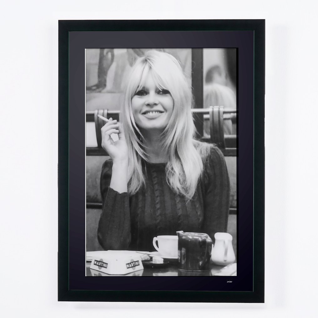 Brigitte Bardot - Iconic Legend - Fine Art Photography - Luxury Wooden Framed 70X50 cm - Limited Edition Nr 01 of 30 - Serial ID 20230 - Original Certificate (COA), Hologram - 100% New. Shipping Reduction from 3 items #1.0