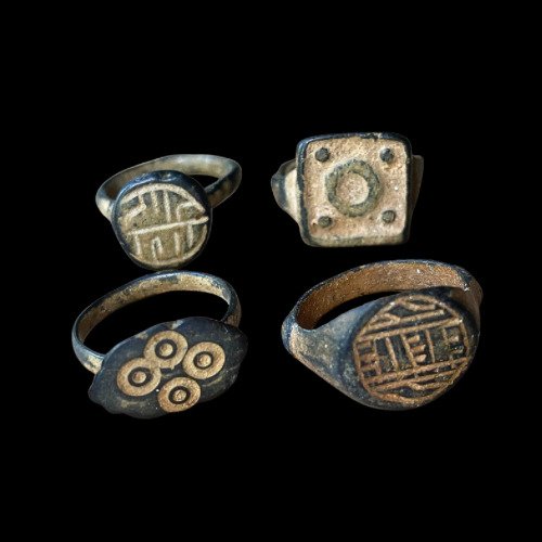 Μεσαιωνική: Εποχή των Σταυροφόρων (10ος–12ος αιώνας μ.Χ.) 4x διακοσμημένα δαχτυλίδια Μπρούντζος Δαχτυλίδι  (χωρίς τιμή ασφαλείας) #1.0