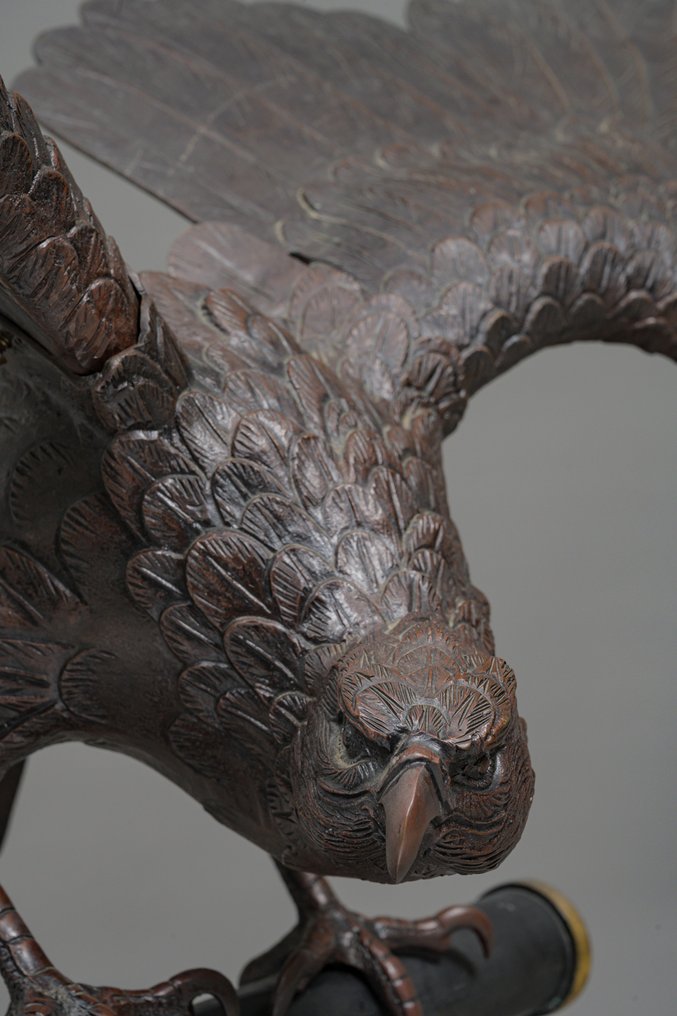 Πολύ μεγάλος γερανοειδής γερακιός από σίδερο, καθισμένος πάνω σε ένα τετράποδο κλαδί. - Σίδηρος (Χυτός) - Ιαπωνία - Μεσαία περίοδος Showa (μέσα του 20ού αιώνα) #4.3