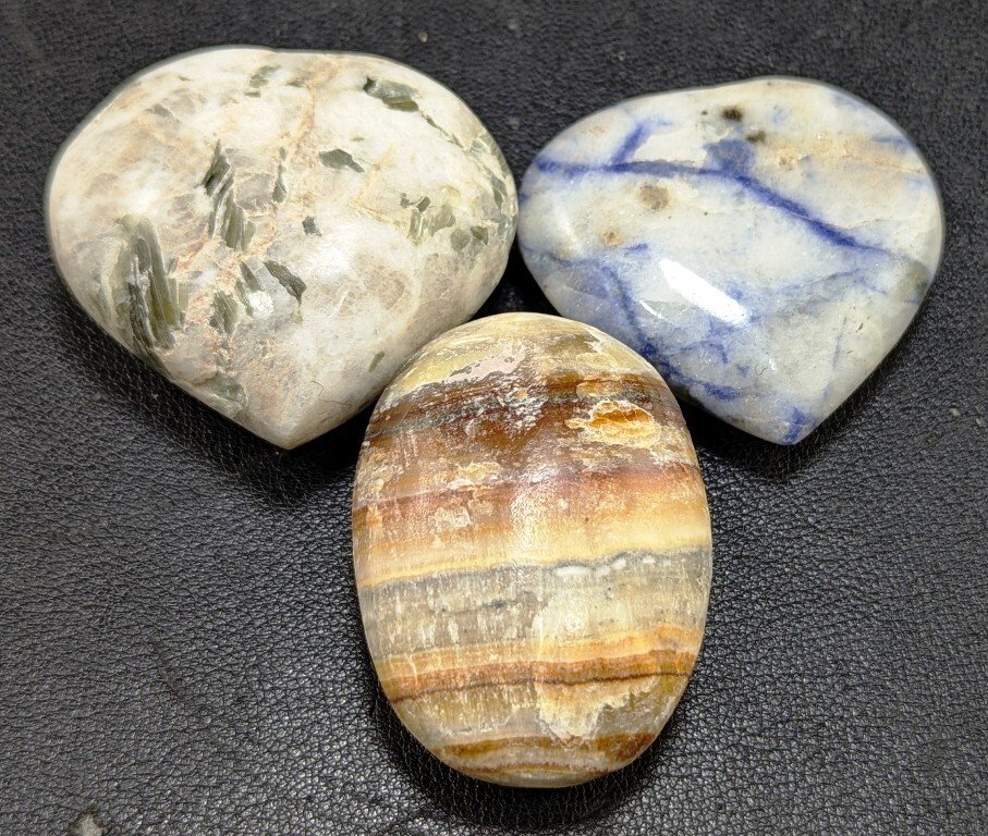 Smithsonite, Lepidolite, Afghanite, Aventurine, Amazonite, Lapis, Calcite, Jasper & Lapis Hearts & Palm Stones - Height: 55 mm - Width: 38 mm- 1952 g - (30) #4.3