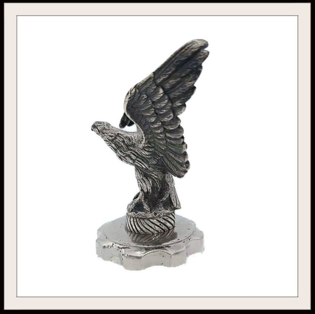 Auton maskotti (1) - Maurice Frécourt - Bouchon de radiateur orné d’un aigle en mouvement en bronze argenté de Maurice Frécourt - 1850 - 1910 #2.1
