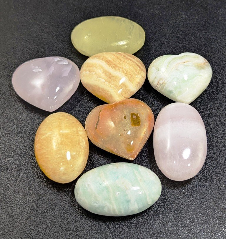 Smithsonite, Lepidolite, Afghanite, Aventurine, Amazonite, Lapis, Calcite, Jasper & Lapis Hearts & Palm Stones - Height: 55 mm - Width: 38 mm- 1952 g - (30) #2.1