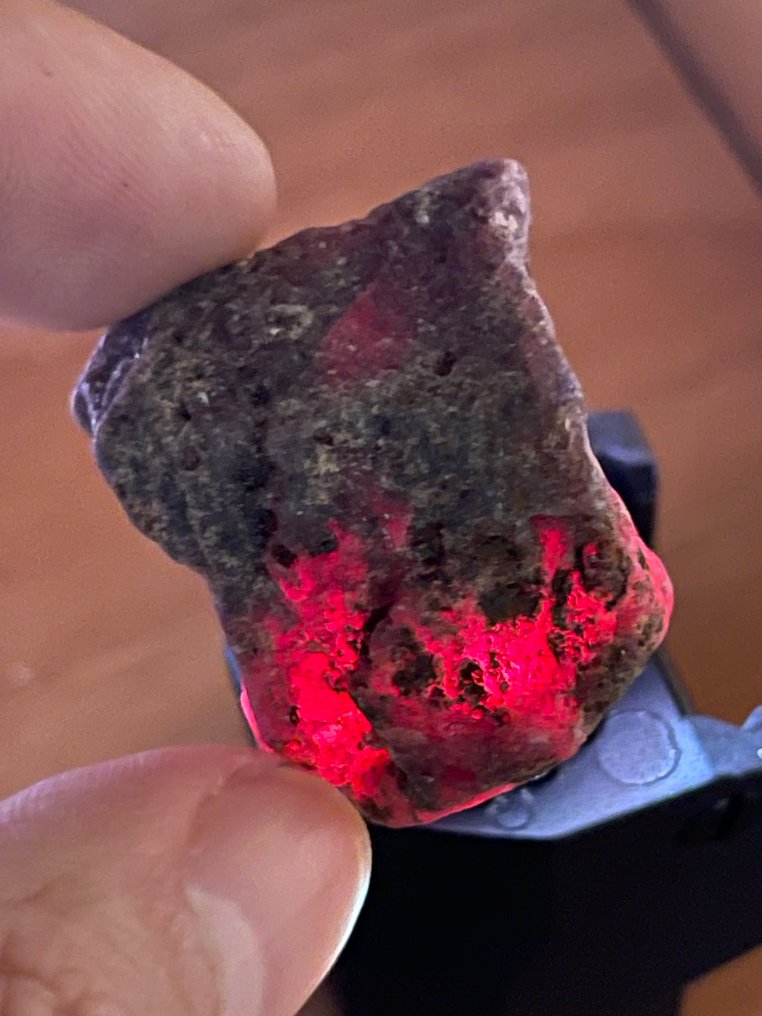 Ruby Rough. 229 Cts. Stunning Burmese Huge Blood Ruby Crystal. %100 Natural - Height: 30 mm - Width: 28 mm- 45.8 g #2.1