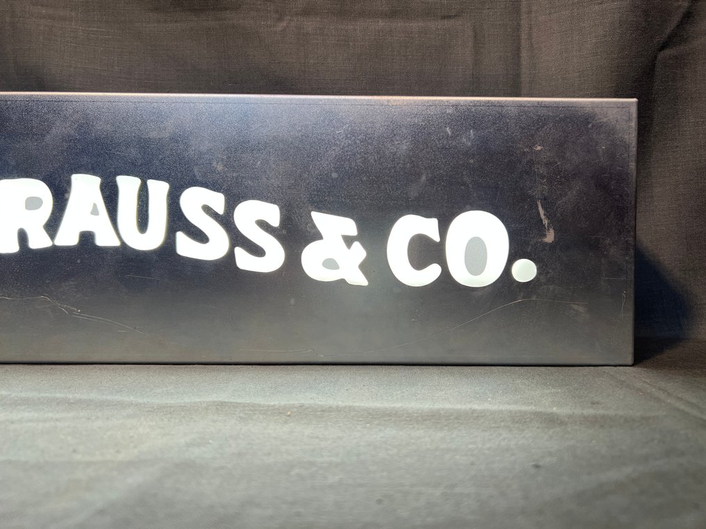 Levi Strauss & Co - Lightbox - Metal #4.3