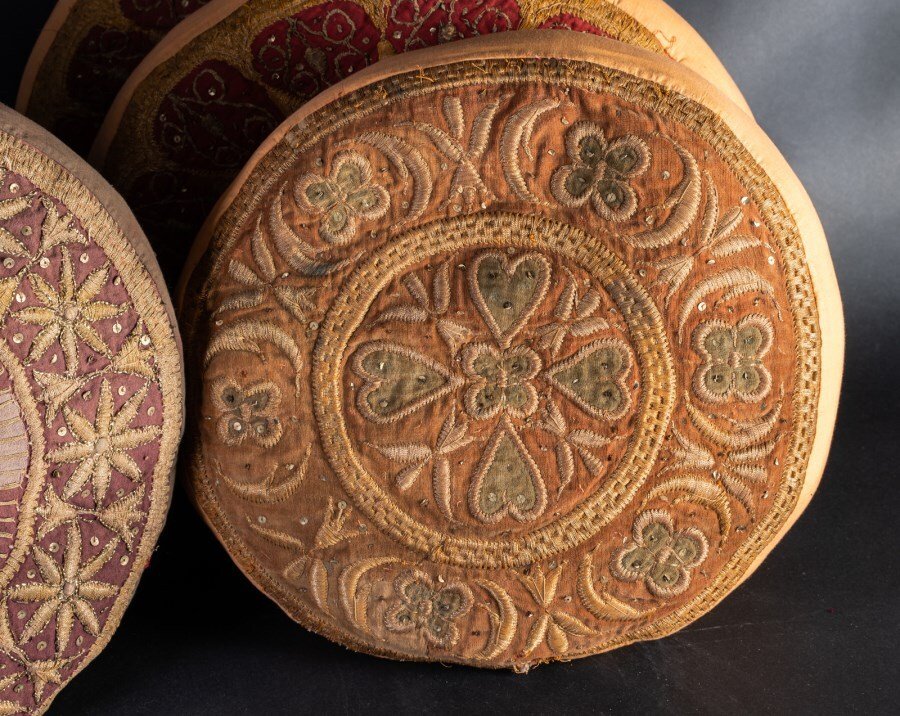 稀有的六个大型刺绣靠垫 - 拉贾斯坦/古吉拉特 - 印度 - 蒙兀兒帝國 (1526-1857) #2.1