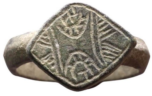 Keskiaikainen, ristiretkien aika Pronssirengas, jossa on kauniisti koristeltu bisel, jossa on oudon näköisiä kaiverruksia – 16 mm – Sormus  (Ei pohjahintaa) #1.0