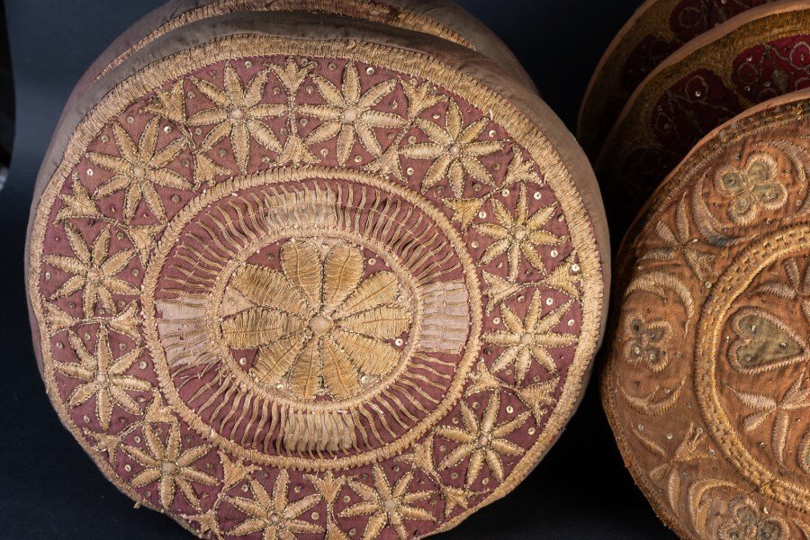 稀有的六个大型刺绣靠垫 - 拉贾斯坦/古吉拉特 - 印度 - 蒙兀兒帝國 (1526-1857) #1.0