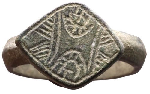 Keskiaikainen, ristiretkien aika Pronssirengas, jossa on kauniisti koristeltu bisel, jossa on oudon näköisiä kaiverruksia – 16 mm – Sormus  (Ei pohjahintaa) #1.0