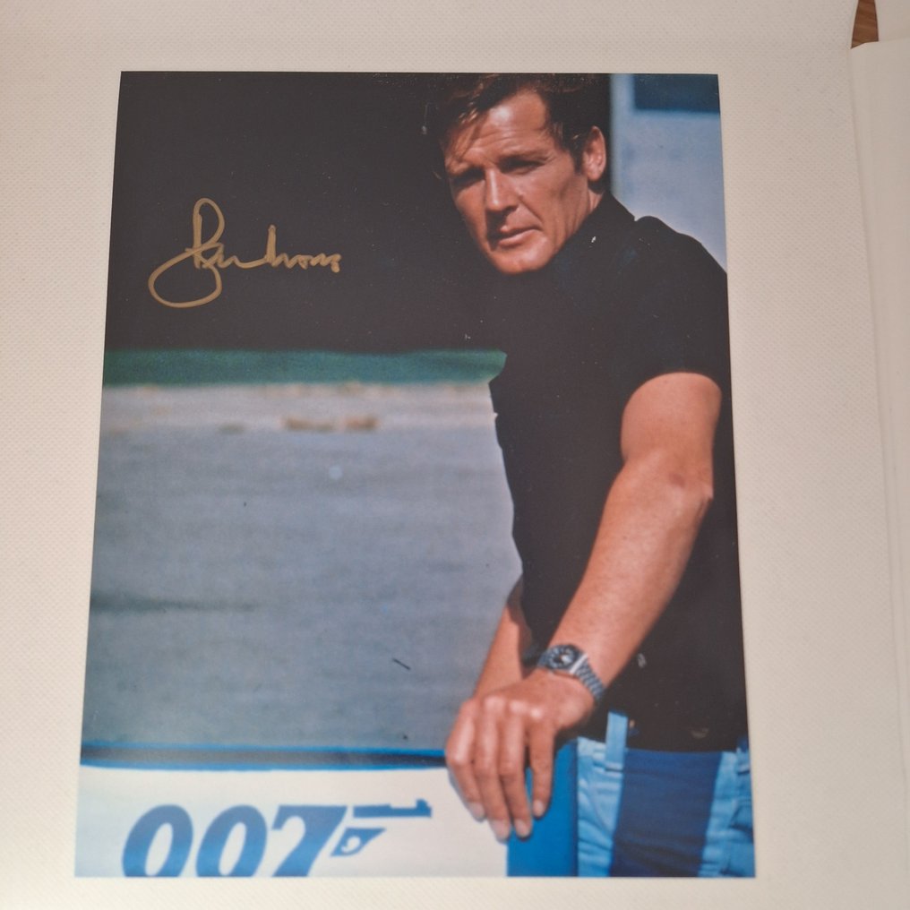 詹姆斯·邦德 - Roger Moore as 007 (+2017) - signed with Certified Genuine bc holographie COA #1.0