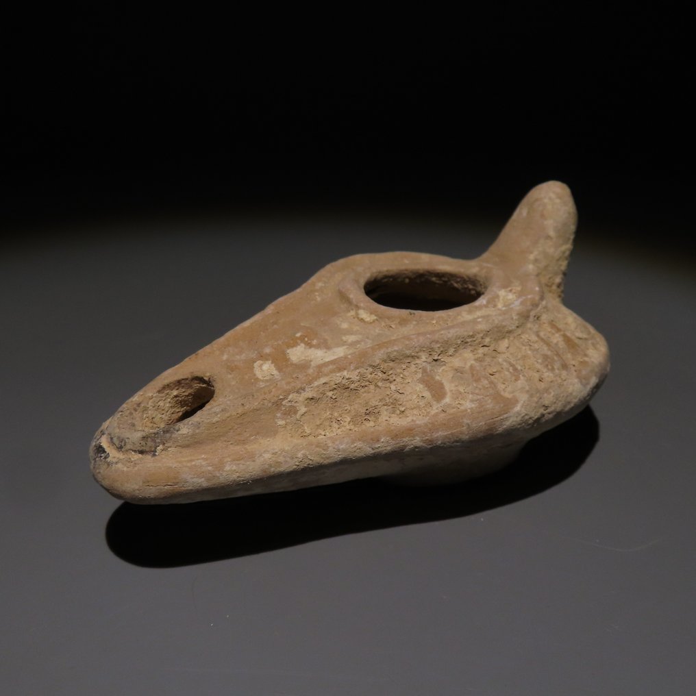 Byzantijns Terracotta Olie lamp. 4e-7e eeuw na Christus. 10 cm lang. #2.1