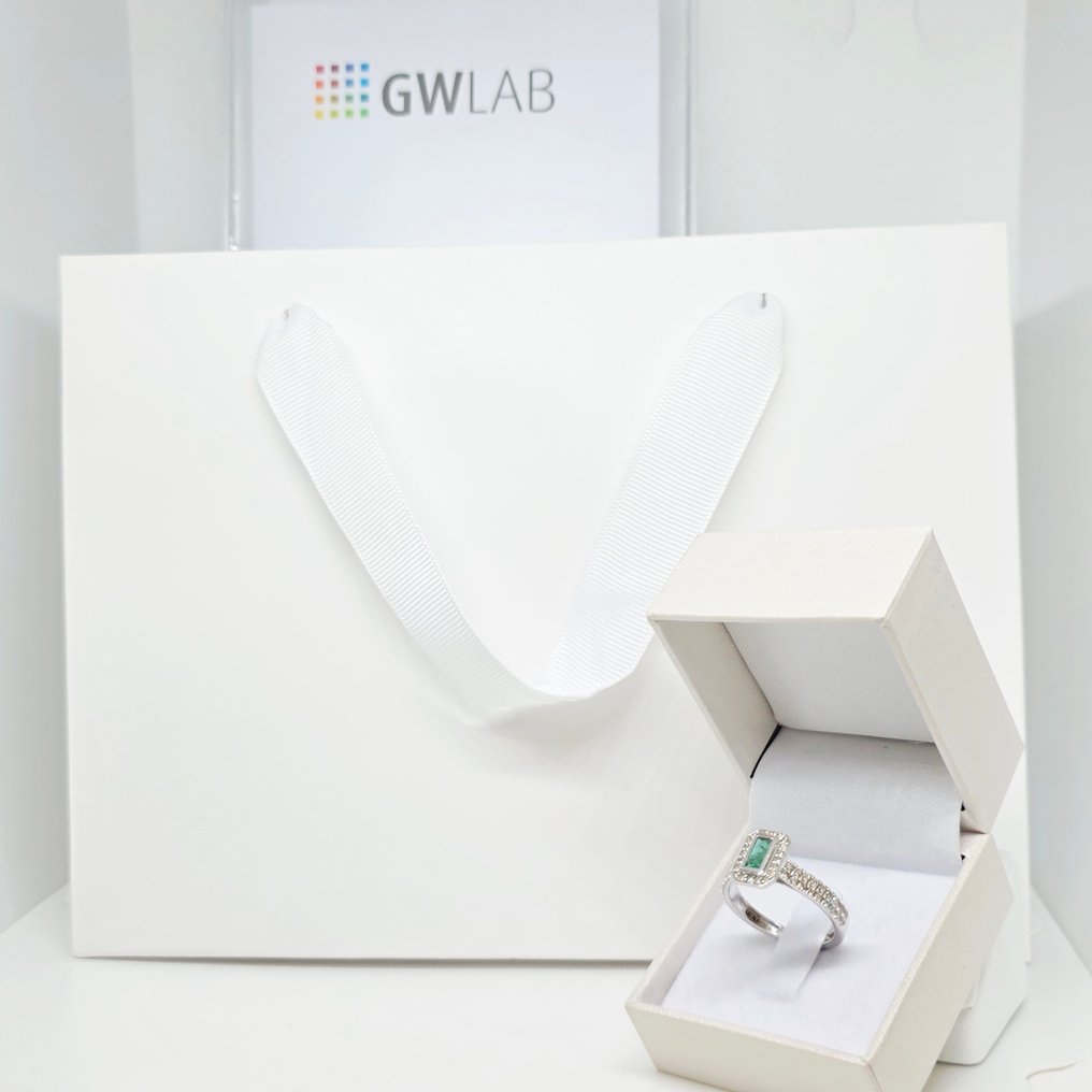 No reserve price - Ring - 14 kt. White gold -  0.73ct. tw. Emerald - Diamond #2.1