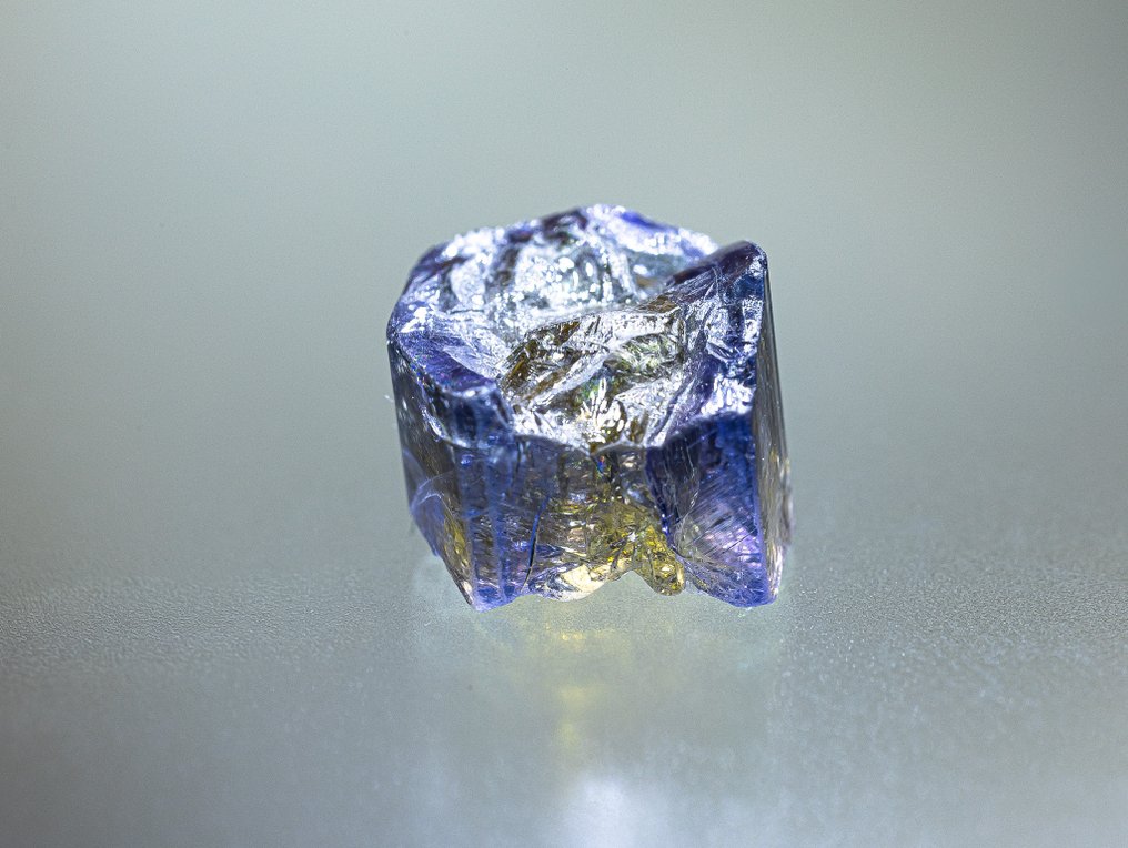 Rare Tanzanite Crystal with Exceptional Pleochroic Properties 4.50 carats – GEMME quality - Height: 9.5 mm - Width: 8 mm- 0.9 g - (1) #2.1