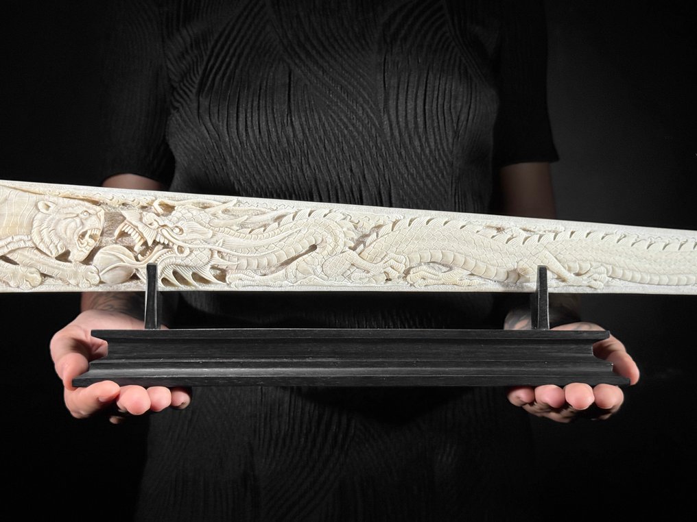 Χωρίς ελάχιστη τιμή - Επιπλέον μεγάλο σκαλιστό κέρατο ξιφία σε προσαρμοσμένη βάση - Μοτίβο Δράκου Ρύγχος - Xiphias Gladius - 13 cm - 91 cm - 6 cm- Είδη που δεν ανήκουν στο CITES - (1) #2.1