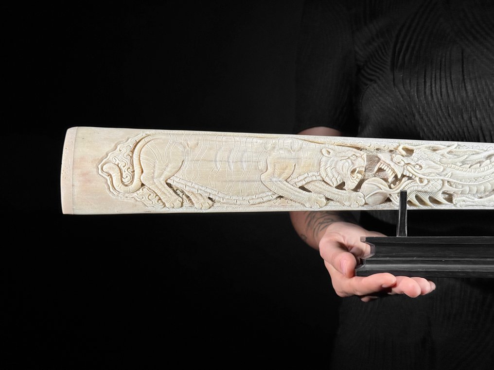 Χωρίς ελάχιστη τιμή - Επιπλέον μεγάλο σκαλιστό κέρατο ξιφία σε προσαρμοσμένη βάση - Μοτίβο Δράκου Ρύγχος - Xiphias Gladius - 13 cm - 91 cm - 6 cm- Είδη που δεν ανήκουν στο CITES - (1) #1.0