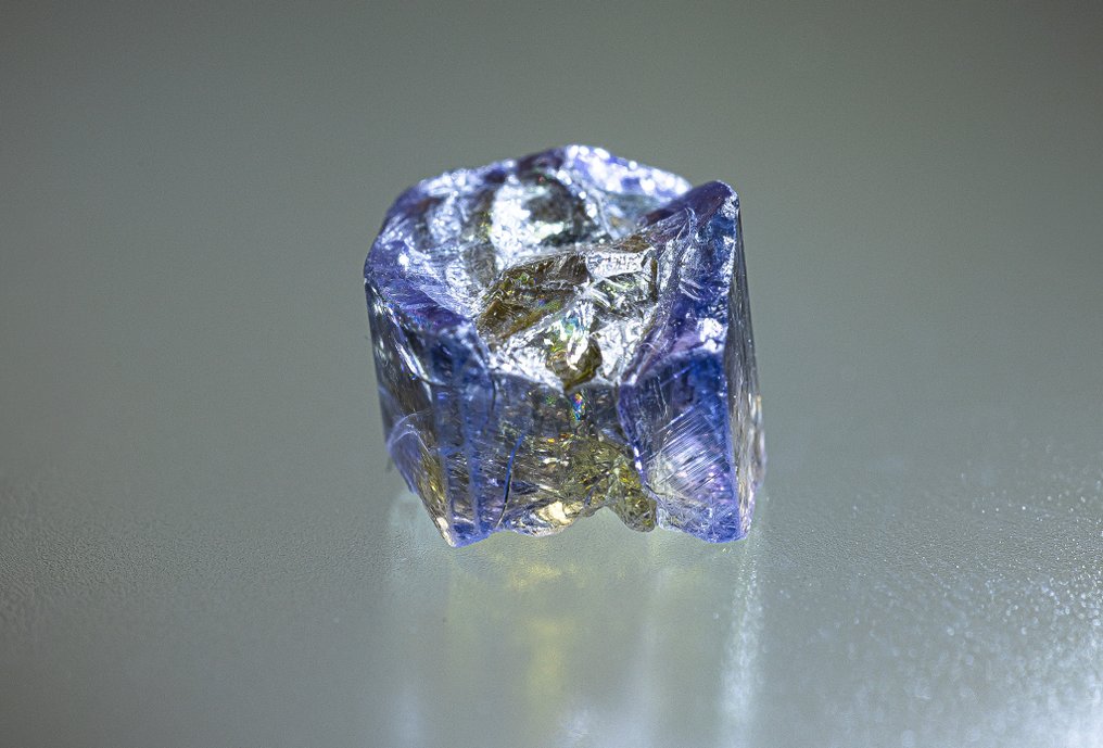 Rare Tanzanite Crystal with Exceptional Pleochroic Properties 4.50 carats – GEMME quality - Height: 9.5 mm - Width: 8 mm- 0.9 g - (1) #3.2